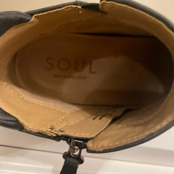 Boots - Picture 3 of 5